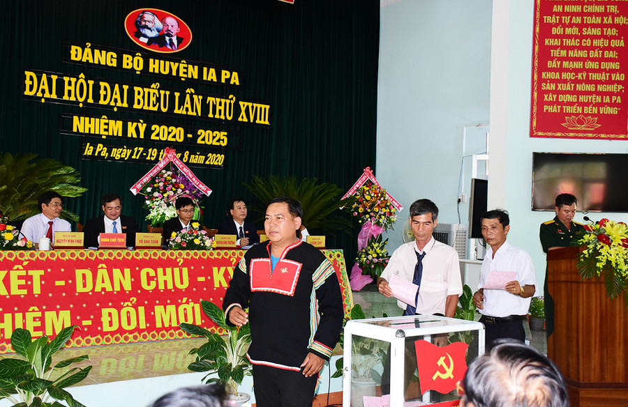 Đại biểu bỏ phiếu bầu Ban Chấp hành Đảng bộ huyện Ia Pa nhiệm kỳ 2020-2025. Ảnh: Vũ Chi Đại biểu bỏ phiếu bầu ban chấp hành khóa mới. Ảnh: Vũ Chi