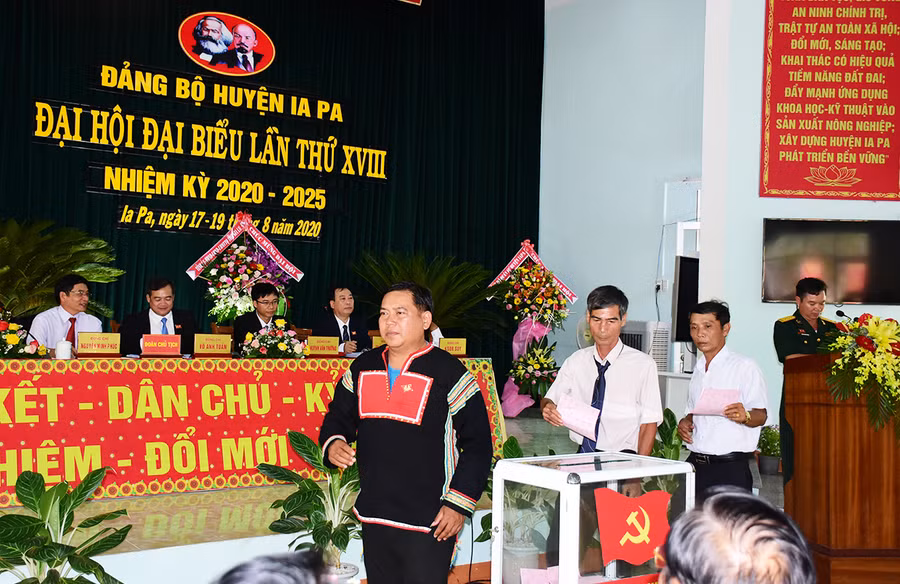 Đại biểu bỏ phiếu bầu ban chấp hành khóa mới. Ảnh: Vũ Chi