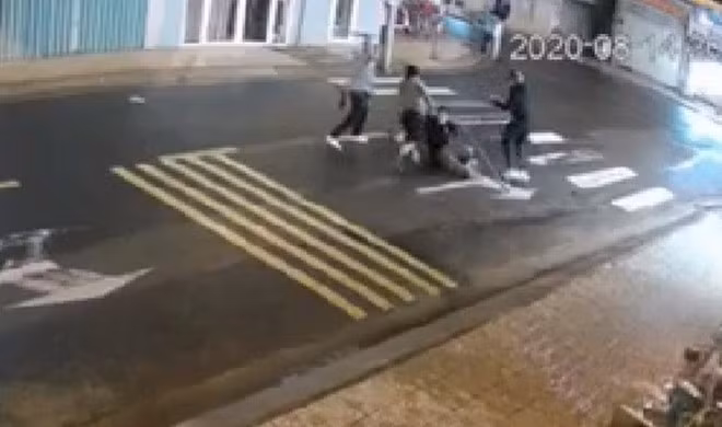 Hình ảnh từ camera ghi lại cảnh nạn nhân bị chém trên đường Đoàn Thị Điểm ẢNH CHỤP MÀN HÌNH