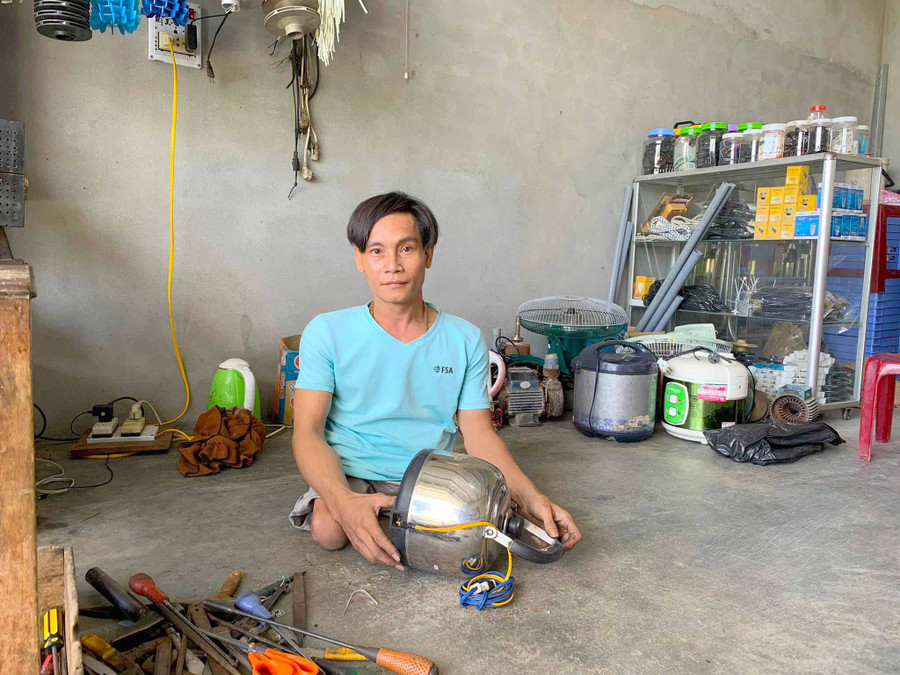 Nhờ chăm chỉ làm việc, mỗi tháng anh Phạm Hữu Thân (thôn Tân Hiệp, xã Tân An, huyện Đak Pơ) cũng thu nhập từ 10-12 triệu đồng. Ảnh: Hồng Thương 