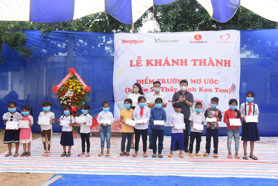 Nhân dịp khánh thành, Báo NTNN Điện tử Dân Việt vận động tài trợ 15 suất học bổng và nhiều phần quà bánh kẹo động viên học sinh đầu năm học mới.