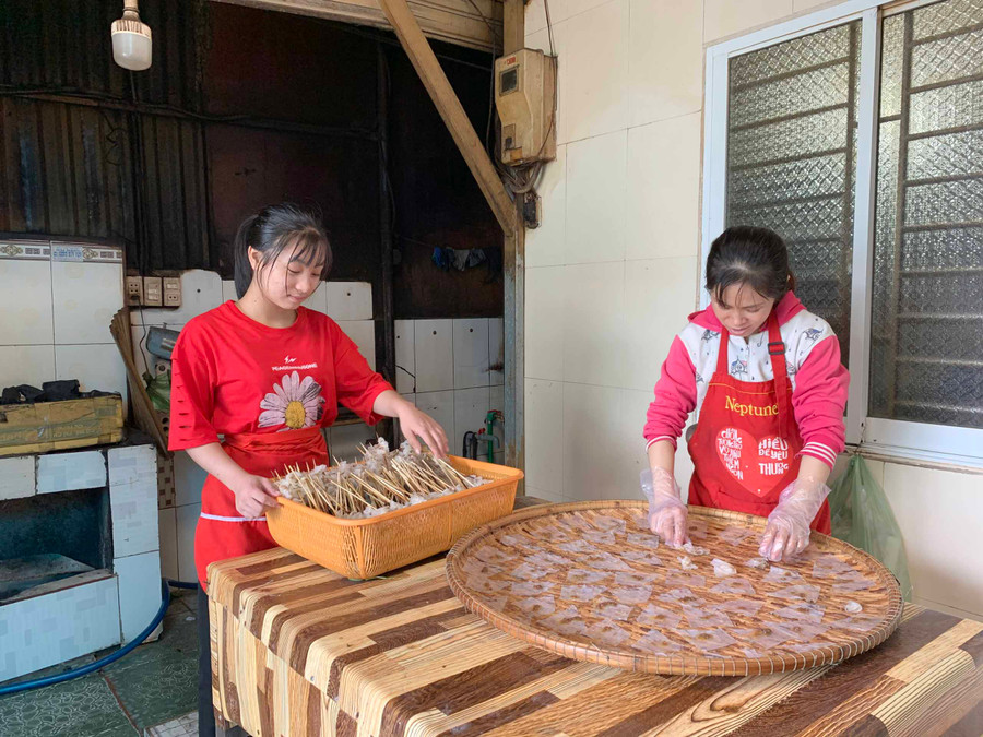 Nhân viên của quán lụi bà Sáu chuẩn bị nguyên liệu cho món lụi xiên nướng. Ảnh: Phương Linh