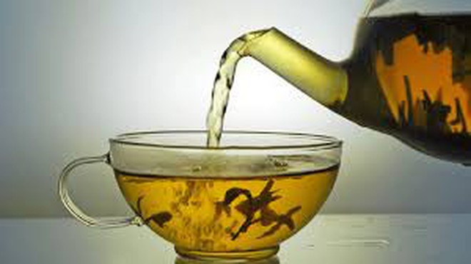 Nếu bạn bị đau bụng sau khi uống nhiều trà thì hãy ăn món gì đó giàu protein như thịt, sữa hay cacbohydrat như bánh mì sẽ giúp giảm đau bụng ẢNH MINH HỌA: SHUTTERSTOCK