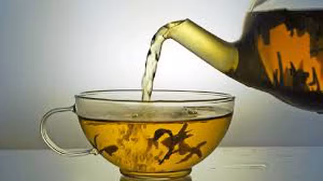 Nếu bạn bị đau bụng sau khi uống nhiều trà thì hãy ăn món gì đó giàu protein như thịt, sữa hay cacbohydrat như bánh mì sẽ giúp giảm đau bụng ẢNH MINH HỌA: SHUTTERSTOCK