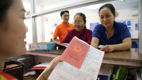 Sổ hộ khẩu được khai tử là dân được nhờ - Ảnh minh họa: T.L Sổ hộ khẩu được khai tử là dân được nhờ - Ảnh minh họa: T.L