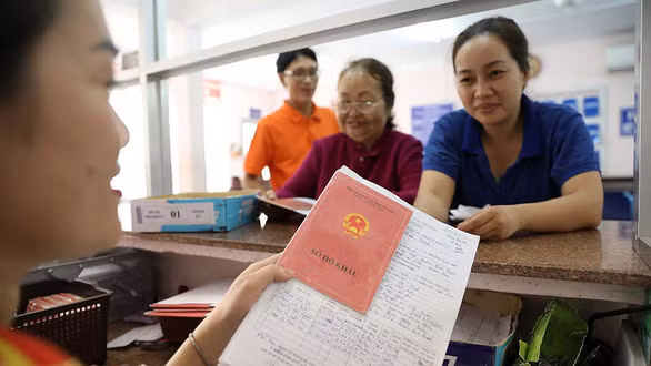 Sổ hộ khẩu được khai tử là dân được nhờ - Ảnh minh họa: T.L