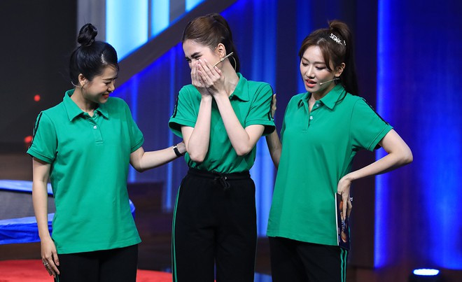 Ngọc Trinh ngượng ngùng khi được Lâm Vỹ Dạ và Hari Won liên tiếp khen ngợi ẢNH: BTC