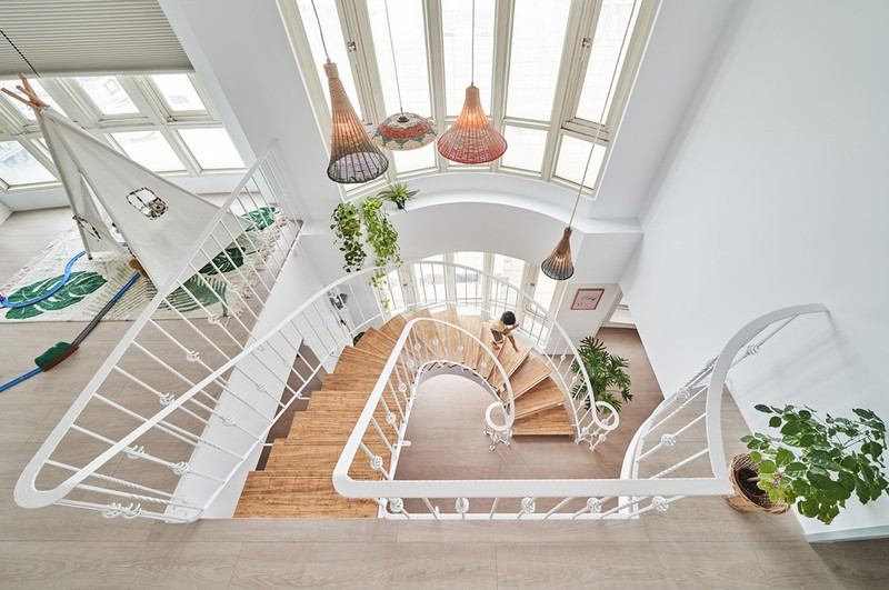 Cầu thang hình xoắn ốc tuyệt đẹp, kết nối các không gian trong nhà.