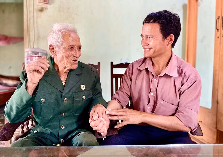  Ông Đinh Chối (bìa trái, thị trấn Kông Chro) kể về cuộc vượt ngục năm xưa ở nhà lao Pleiku. Ảnh: H.T