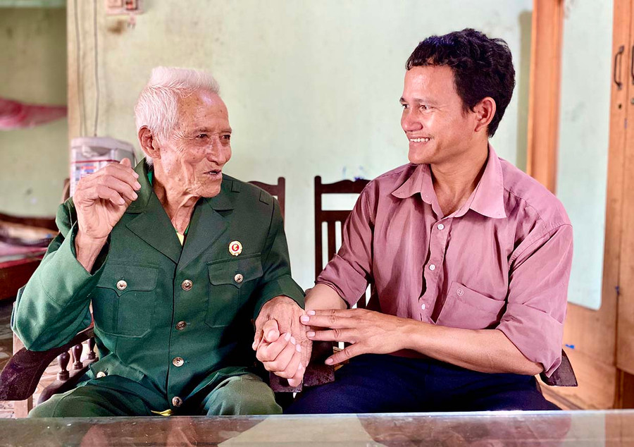  Ông Đinh Chối (bìa trái, thị trấn Kông Chro) kể về cuộc vượt ngục năm xưa ở nhà lao Pleiku. Ảnh: H.T