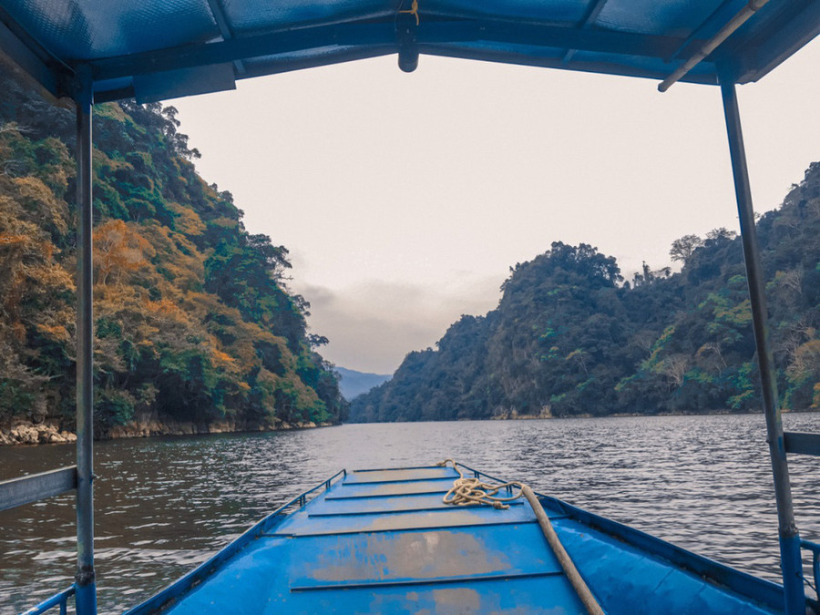 Xuôi thuyền máy ngắm cảnh hồ Ba Bể - Ảnh: PHƯƠNG LAN