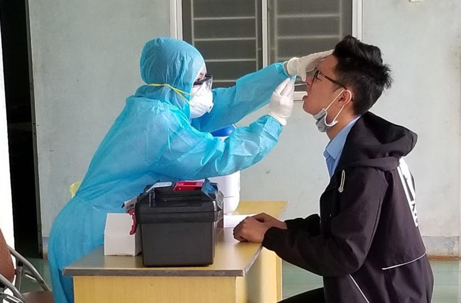 Lấy mẫu xét nghiệm cho một học sinh lớp 12 tham gia Kỳ thi tốt nghiệp THPT năm 2020. Ảnh: Như Nguyện Lấy mẫu xét nghiệm cho một học sinh lớp 12 tham gia Kỳ thi tốt nghiệp THPT năm 2020. Ảnh: Như Nguyện