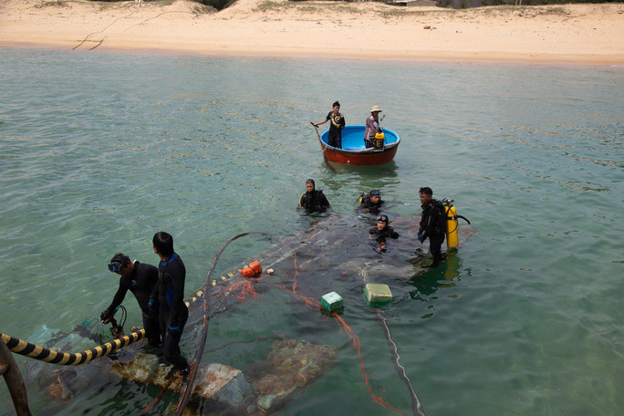 Thi công dự án cấp điện bằng cáp ngầm xuyên biển cho xã đảo Nhơn châu, tỉnh Bình Định.