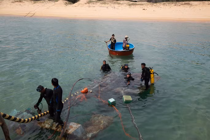 Thi công dự án cấp điện bằng cáp ngầm xuyên biển cho xã đảo Nhơn châu, tỉnh Bình Định.