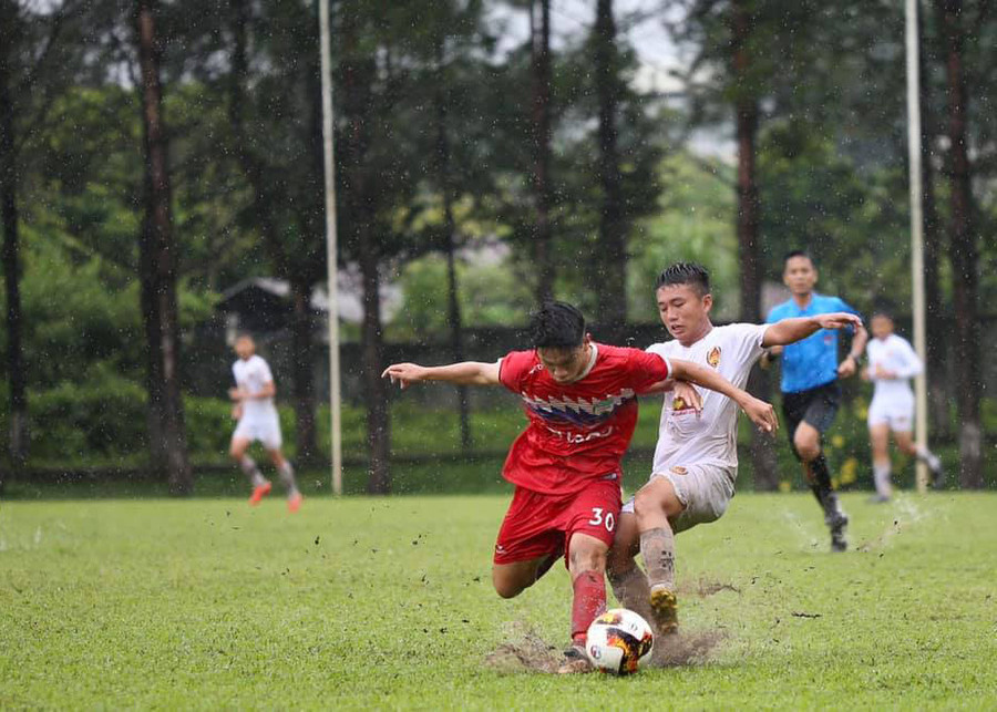 U15 HAGL (áo đỏ) đã đánh rơi chiến thắng trước Quảng Nam. Ảnh: Minh Trần