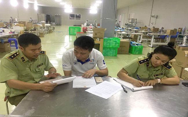 Xưởng sản, xuất tái chế găng tay, khẩu trang 2000 m2 bị lực lượng chức năng phát hiện sáng 1/8. Xưởng sản, xuất tái chế găng tay, khẩu trang 2000 m2 bị lực lượng chức năng phát hiện sáng 1/8.