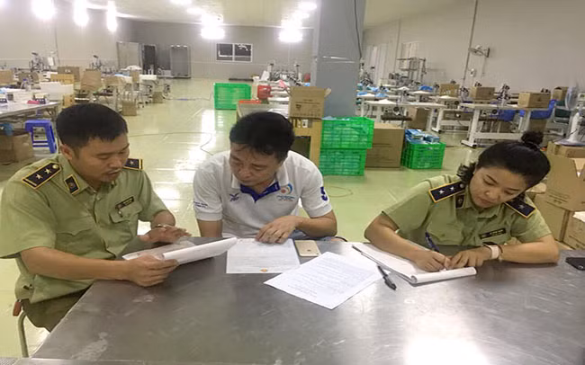 Xưởng sản, xuất tái chế găng tay, khẩu trang 2000 m2 bị lực lượng chức năng phát hiện sáng 1/8.