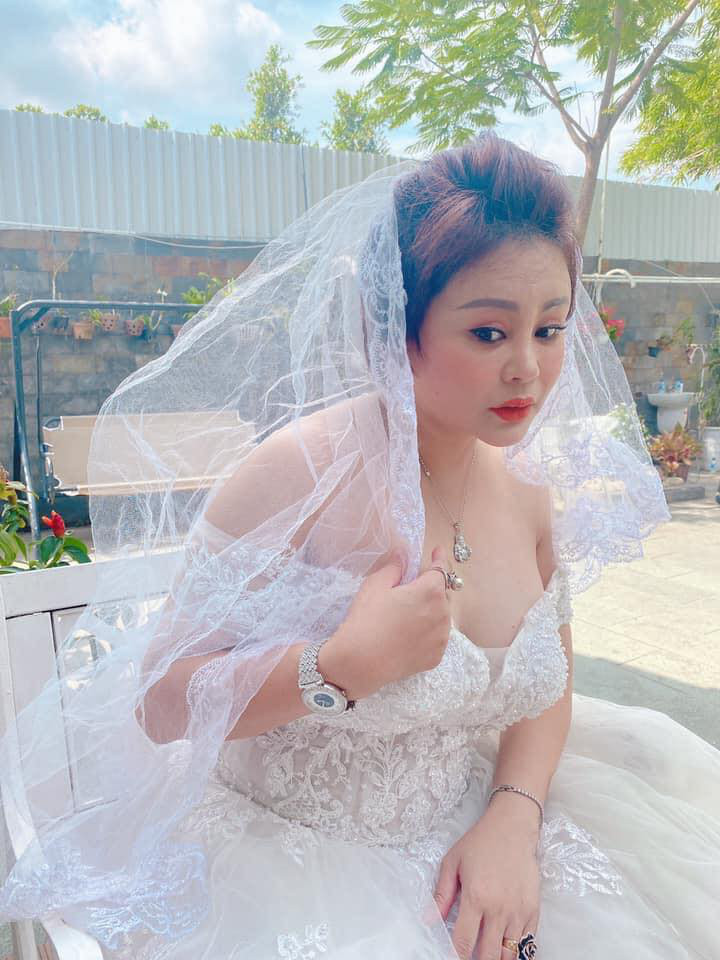 "Mỹ nhân được Hoài Linh đòi cưới" hiếm hoi hóa cô dâu quyến rũ gây "sốt" cư dân mạng.