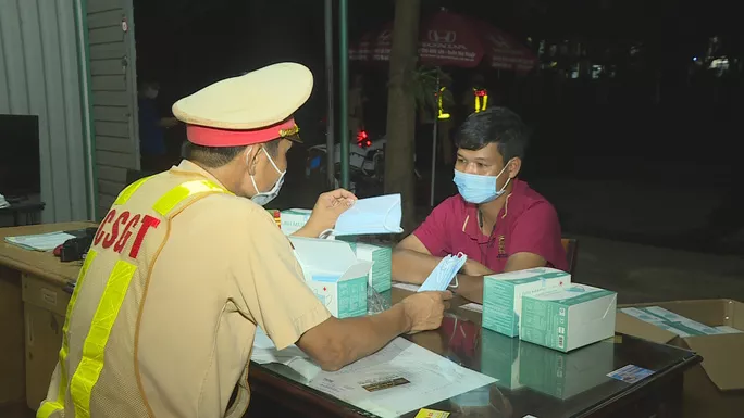 Tài xế khai nhận đã chở số hàng hóa trên cho 1 người quen nhưng không biết là khẩu trang y tế