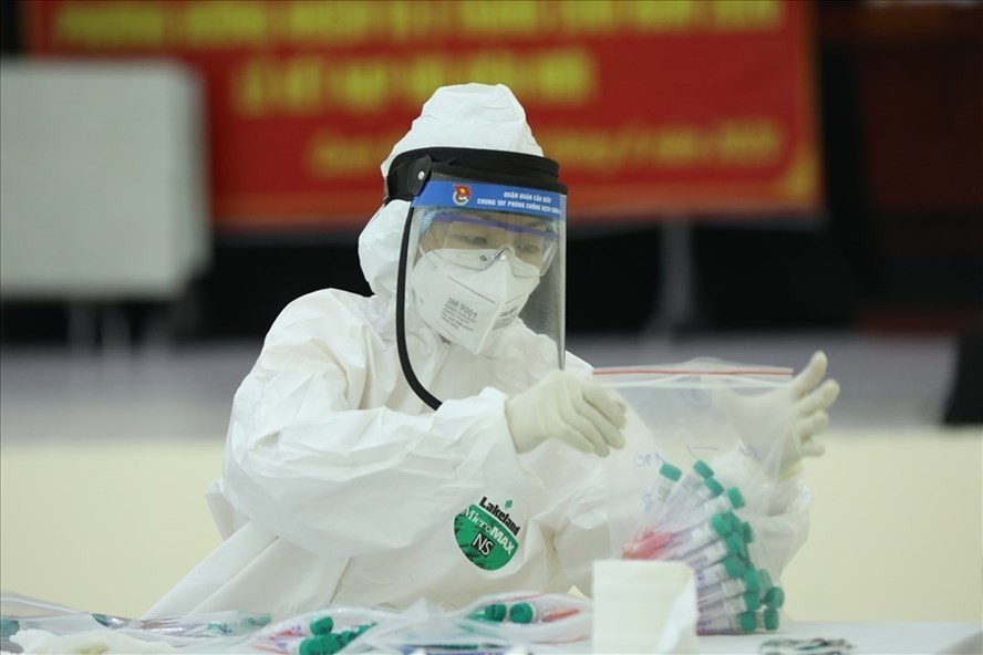 Cán bộ y tế lấy mẫu xét nghiệm PCR cho người dân. Ảnh: Hải Nguyễn