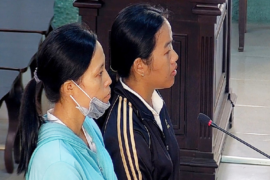  Nhàn (trái) và Thùy tại phiên tòa xét xử sơ thẩm. Ảnh: Văn Ngọc