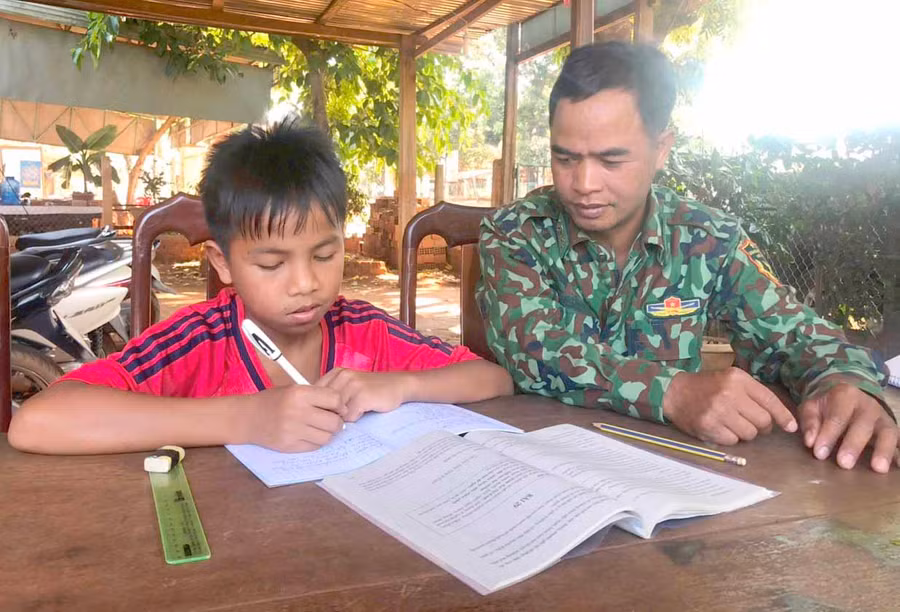 Nhờ sự quan tâm tận tình của các bố nuôi, năm học 2019-2020 em Rơ Mah Sim đạt danh hiệu học sinh tiên tiến. Ảnh: Phương Dung 