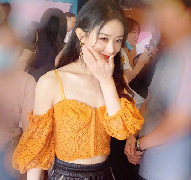 Sự xuất hiện của Triệu Lệ Dĩnh thu hút mọi ánh nhìn nhờ nhan sắc và phong cách thời trang trẻ trung.