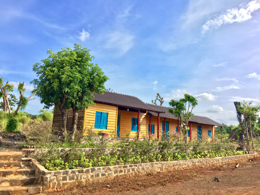 Trên đường vào thác, du khách sẽ đi ngang qua tịnh xá Phú Cường, là điểm đến tâm linh của người dân trong vùng, rất thích hợp để tham quan, vãn cảnh. Từ cổng đi vào có những ngôi nhà nhỏ được thiết kế xinh xắn là điểm dừng chân ngắm cảnh quanh vùng. Nơi đây đang được quy hoạch là điểm bán hàng lưu niệm, các sản vật địa phương phục vụ nhu cầu của du khách. Trên đường vào thác, du khách sẽ đi ngang qua tịnh xá Phú Cường, là điểm đến tâm linh của người dân trong vùng, rất thích hợp để tham quan, vãn cảnh. Từ cổng đi vào có những ngôi nhà nhỏ được thiết kế xinh xắn là điểm dừng chân ngắm cảnh quanh vùng. Nơi đây đang được quy hoạch là điểm bán hàng lưu niệm, các sản vật địa phương phục vụ nhu cầu của du khách.