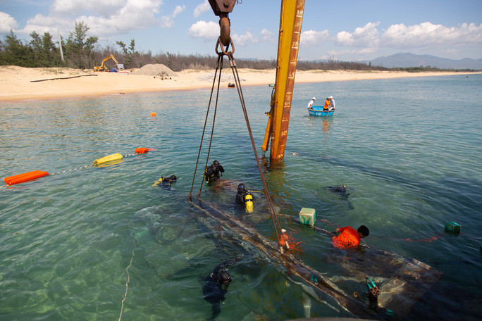 Thi công dự án cấp điện bằng cáp ngầm xuyên biển cho xã đảo Nhơn châu, tỉnh Bình Định.
