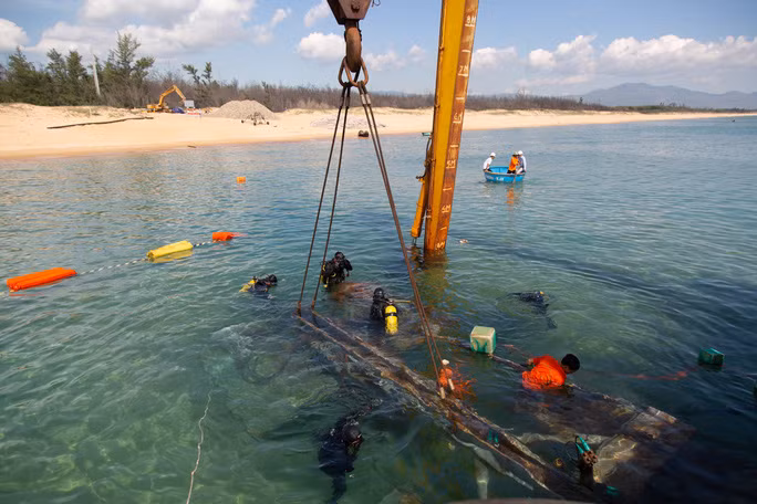 Thi công dự án cấp điện bằng cáp ngầm xuyên biển cho xã đảo Nhơn châu, tỉnh Bình Định.