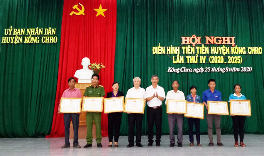 Ông Phan Văn Trung-Bí thư Huyện ủy, Chủ tịch UBND huyện trao bằng khen của Chủ tịch UBND tỉnh cho các cá nhân tiêu biểu. Ảnh: Phương Liên Ông Phan Văn Trung-Bí thư Huyện ủy, Chủ tịch UBND huyện trao bằng khen của Chủ tịch UBND tỉnh cho các cá nhân tiêu biểu. Ảnh: Phương Liên
