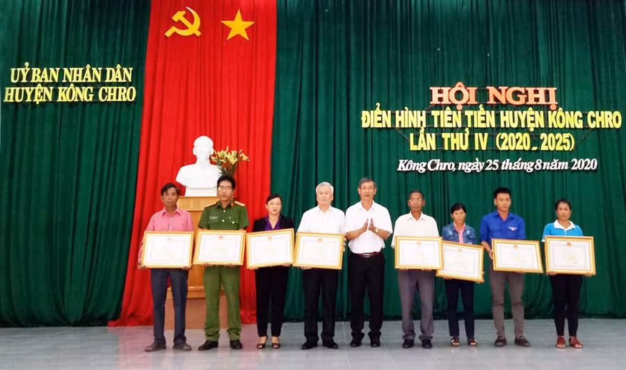  Ông Phan Văn Trung-Bí thư Huyện ủy, Chủ tịch UBND huyện trao bằng khen của Chủ tịch UBND tỉnh cho các cá nhân tiêu biểu. Ảnh: Phương Liên