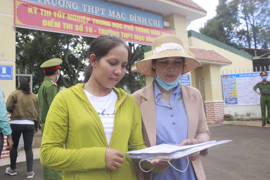 Hai chị em Kpah Blai (bên trái) và Siu H’Ngen là những thí sinh lớn tuổi tại điểm thi Trường THPT Mạc Đĩnh Chi (huyện Chư Pah). Ảnh: Ngọc Thu Hai chị em Kpah Blai (bên trái) và Siu H’Ngen là những thí sinh lớn tuổi tại điểm thi Trường THPT Mạc Đĩnh Chi (huyện Chư Pah). Ảnh: Ngọc Thu