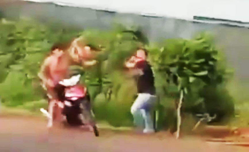 Bị đánh người đàn ông này lên xe bỏ chạy (ảnh cắt từ clip). Bị đánh người đàn ông này lên xe bỏ chạy (ảnh cắt từ clip).
