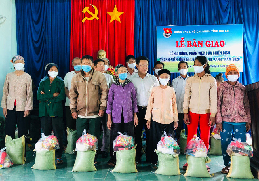 Tặng quà cho các gia đình chính sách, gia đình có công với cách mạng. Ảnh: P.L