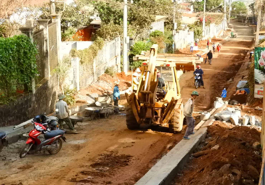 Làm đường giao thông tại phường Phù Đổng (TP. Pleiku). Ảnh: Thanh Nhật