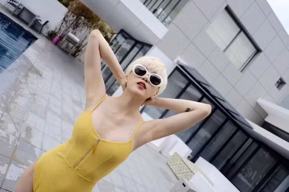 Đây cũng không phải lần đầu Thiều Bảo Trâm tự tin khoe khéo ngoại hình nuột nà khi mặc bikini.