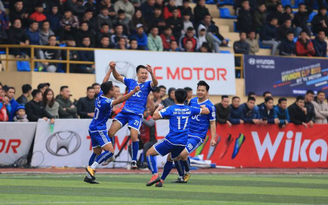 Trần Mạnh Dũng (số 21) ăn mừng cùng Tuấn 