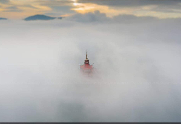 Chùa Minh Thành trong màn sương - Ảnh: NGUYỄN TRUNG