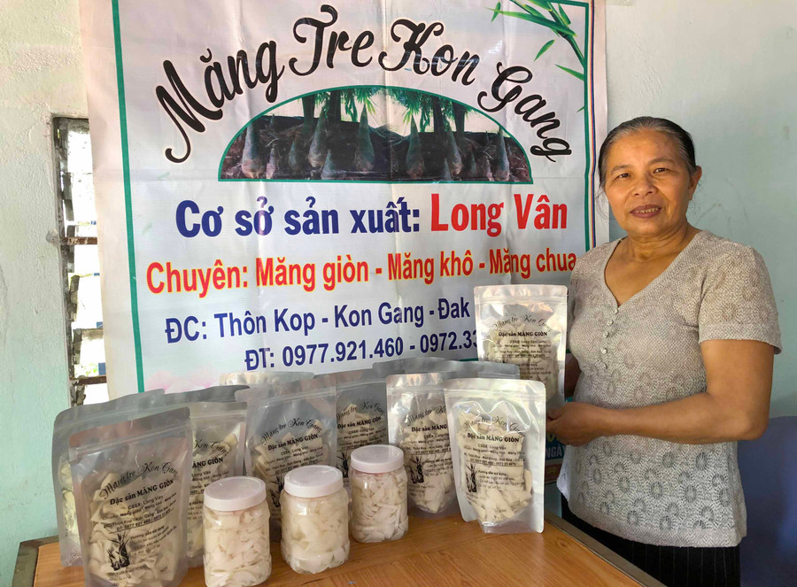 Bà Vân giới thiệu sản phẩm măng giòn đang được người tiêu dùng đón nhận. Ảnh: Lê Nam Bà Vân giới thiệu sản phẩm măng giòn đang được người tiêu dùng đón nhận. Ảnh: Lê Nam