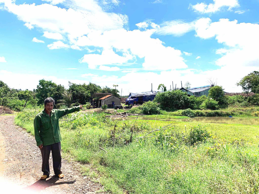 Người dân bức xúc vì lò than của hộ ông Trần Quốc Cường (thôn Phú Cường, xã Ia Pal, huyện Chư Sê) gây ô nhiễm môi trường. Ảnh: Hồng Thương 