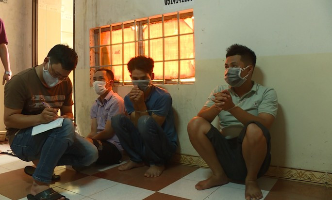 Cơ quan công an đã đột kích triệt phá nhóm đánh bạc trong nhà nghỉ Cơ quan công an đã đột kích triệt phá nhóm đánh bạc trong nhà nghỉ