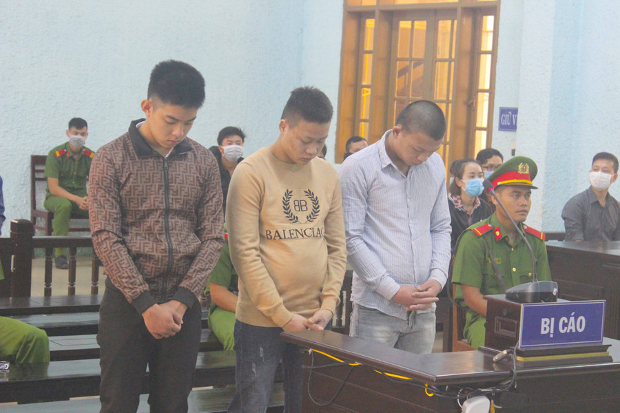 Từ trái sang, các bị cáo: Tuấn, Quân, Kỉnh tại phiên tòa. Ảnh: Văn Ngọc  Từ trái sang, các bị cáo: Tuấn, Quân, Kỉnh tại phiên tòa. Ảnh: Văn Ngọc