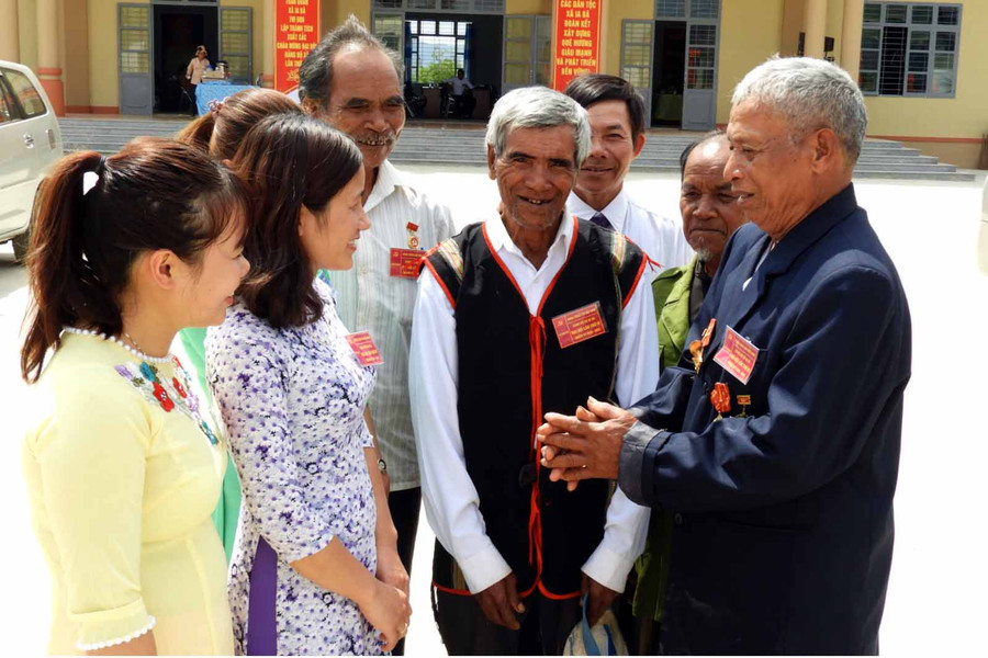 Cán bộ và nhân dân xã Ia Bă trao đổi về công tác xây dựng nông thôn. Ảnh: Thanh Nhật 