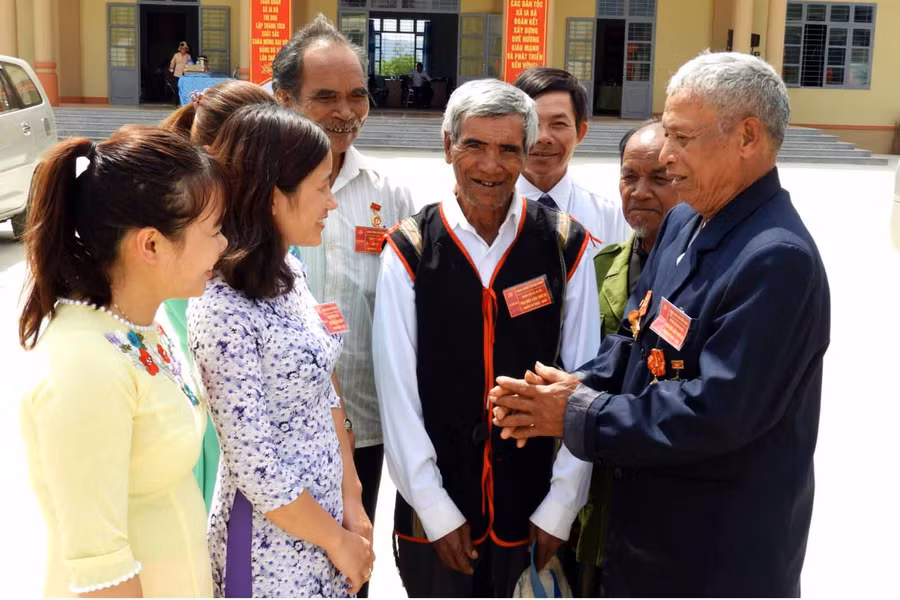 Cán bộ và nhân dân xã Ia Bă trao đổi về công tác xây dựng nông thôn. Ảnh: Thanh Nhật 