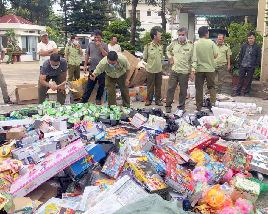 Hàng hóa được tiêu hủy tại sân của Cục Quản Lí Thị Trường. Ảnh: Anh Huy-Hồng Thương