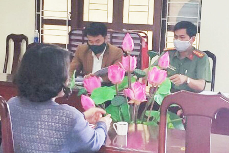  Thanh tra Sở TT và TT tỉnh và Phòng AN CTNB (Công an tỉnh Gia Lai) tiến hành làm việc với bà V. Ảnh: Thúy Vũ