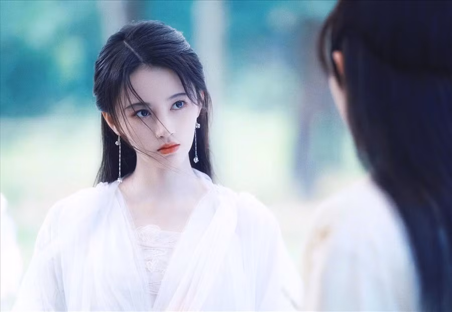 Cúc Tịnh Y nổi tiếng qua nhiều phim cổ trang như Vân Tịch Truyện, Tân Bạch nương tử truyền kỳ, Cửu Châu Thiên Không Thành, Nhiệt Huyết Trường An. Năm 2015, Cúc Tịnh Y được trang TC Candler xếp thứ 53 trong top 100 gương mặt đẹp nhất thế giới và thường góp mặt trong bảng danh sách bình chọn này những năm về sau.