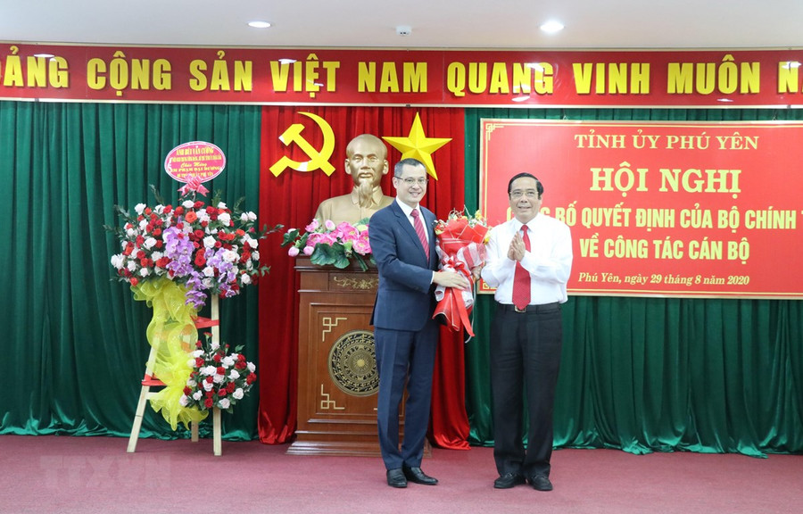 Phó Trưởng ban Thường trực Ban Tổ chức Trung ương Nguyễn Thanh Bình tặng hoa cho ông Phạm Đại Dương, Bí thư Tỉnh ủy Phú Yên. (Ảnh: Phạm Cường/TTXVN) Phó Trưởng ban Thường trực Ban Tổ chức Trung ương Nguyễn Thanh Bình tặng hoa cho ông Phạm Đại Dương, Bí thư Tỉnh ủy Phú Yên. (Ảnh: Phạm Cường/TTXVN)