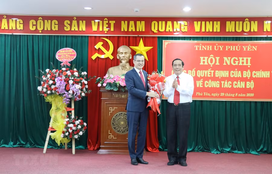 Phó Trưởng ban Thường trực Ban Tổ chức Trung ương Nguyễn Thanh Bình tặng hoa cho ông Phạm Đại Dương, Bí thư Tỉnh ủy Phú Yên. (Ảnh: Phạm Cường/TTXVN)